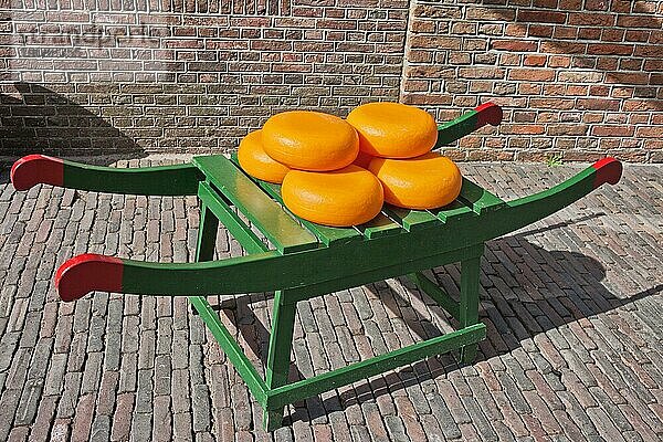 Räder mit holländischem Gouda Käse auf traditionellen Holzkarren in Amsterdam  Niederlande  Nordholland  Europa