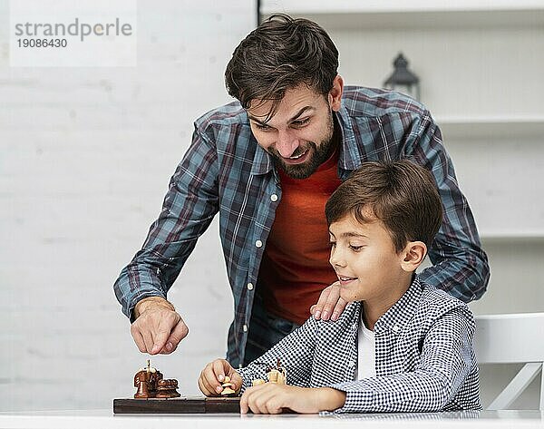 Vater lehrt Sohn Schach spielen