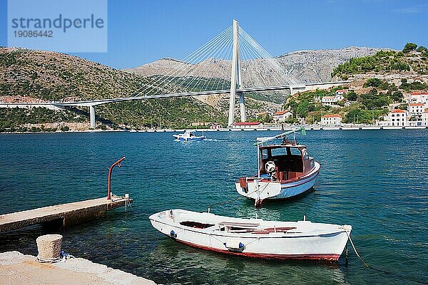 Franjo Tudjman Brücke an der Einfahrt nach Dubrovnik von der Westseite in ruhiger Landschaft an der Adriaküste in Kroatien  Gespanschaft Dalmatien