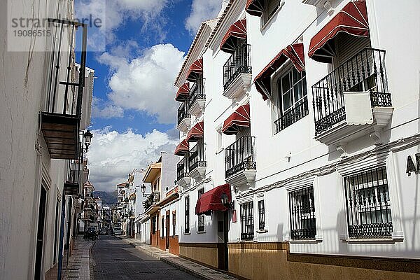 Mehrfamilienhäuser mit Wohnarchitektur in einer gemütlichen  ruhigen Straße im Ferienort Nerja  Region Andalusien  Südspanien
