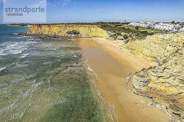 Blick über Küste und die Bucht Cala del Puntalejo  Conil de la Frontera  Costa de la Luz  Andalusien  Spanien  Europa