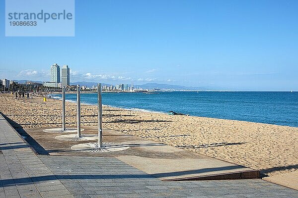 Barceloneta Strand am Mittelmeer mit Duschen an einem sonnigen Tag in Barcelona  Katalonien  Spanien  Europa