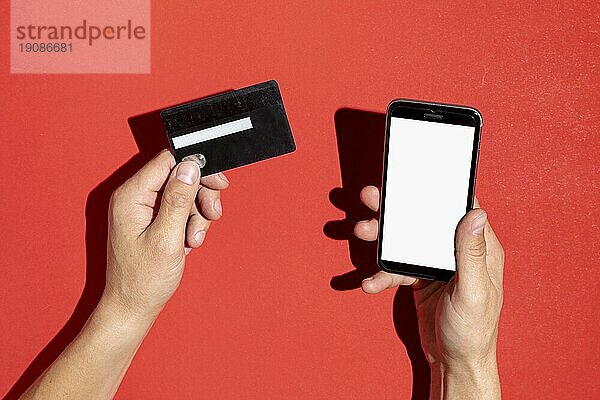Hände halten Kreditkarte Telefon Mock up