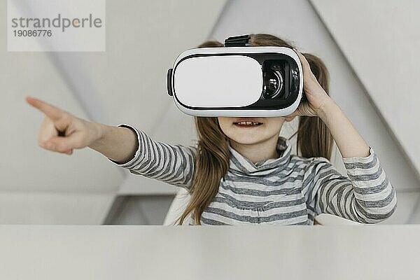 Niedliches Kind mit Virtual Reality Headset