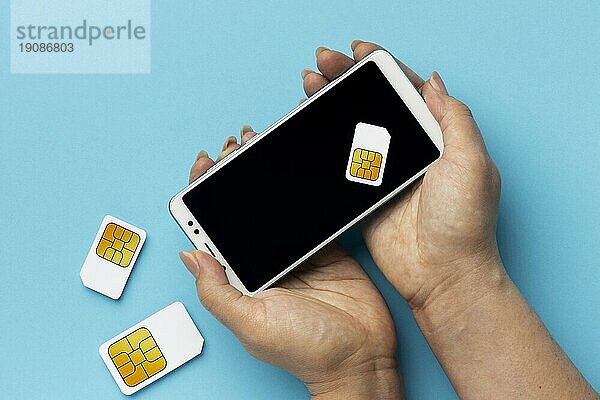 Vorderansicht Hände halten Smartphone Sim Karten