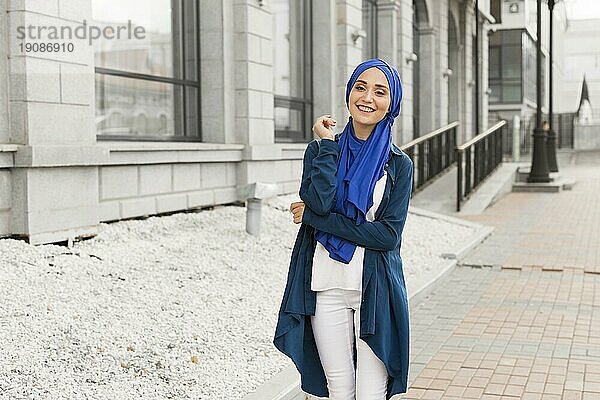 Schönes Mädchen mit Hidschab lächelnd im Freien