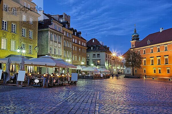 Warschau am Abend  Cafés  historische Häuser und der mit Kopfstein gepflasterte Schlossplatz  eine beschauliche Stadtkulisse in der polnischen Hauptstadt