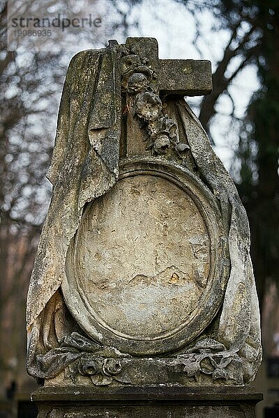 Eine alte Vintage Grabstein mit leeren ovalen Raum für Inschrift