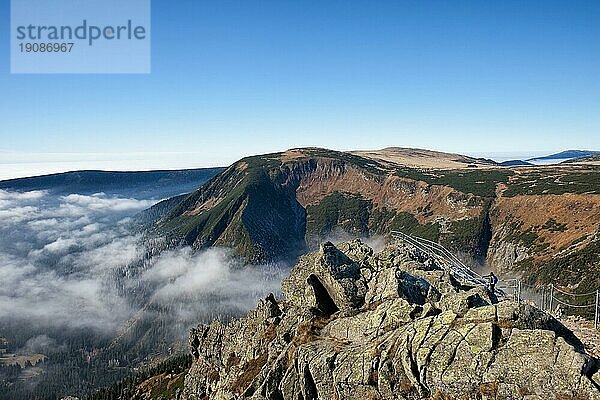 Grenze zwischen Polen und der Tschechischen Republik  Sudeten  Landschaft des Riesengebirges  Blick vom Berg Sniezka