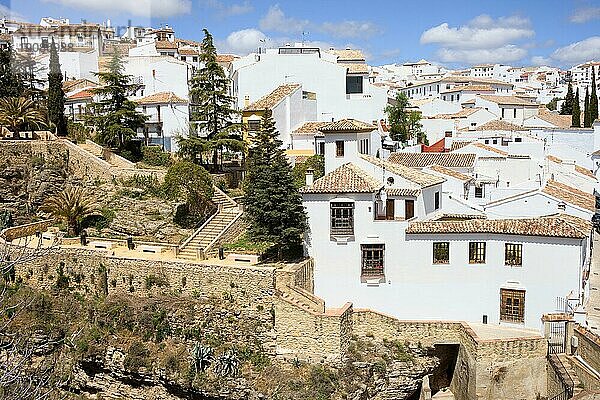 Altstadt von Ronda historische Architektur in Andalusien  traditionelles Pueblo Blanco auf einem Hügel in Südspanien