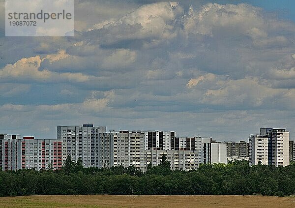 Blick aus südlicher Richtung auf Wohngebäude der Großsiedlung Gropiusstadt  Bezirk Neukölln  Berlin  Deutschland  Europa