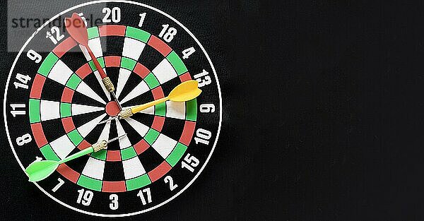 Flat Lay Darts Tabelle schwarzen Hintergrund mit Kopie Raum