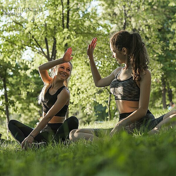 Junge Freunde beim Yoga im Park