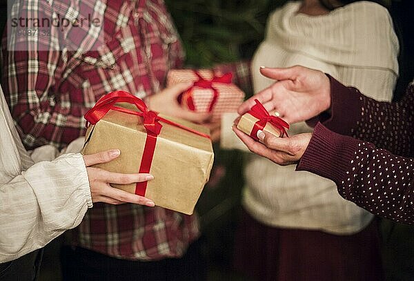 Hände Menschen tauschen Geschenke aus Weihnachten