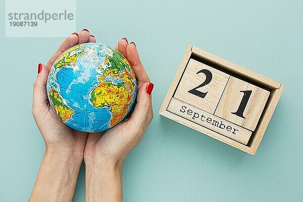 Ansicht von oben Hände halten Erde Globus Kalender
