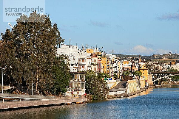 Traditionelle Wohnhäuser im Stadtteil Triana am Fluss Guadalquivir in der Stadt Sevilla  Andalusien  Spanien  Europa