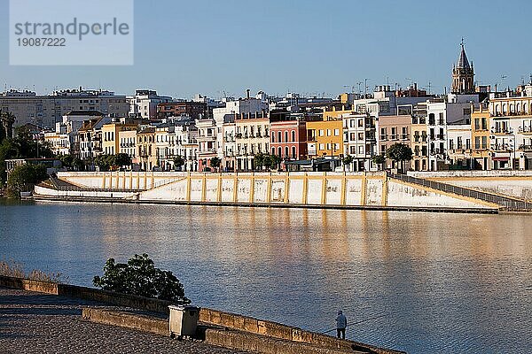 Traditionelle Häuser entlang des Flusses Guadalquivir in der Stadt Sevilla  Andalusien  Spanien  Europa