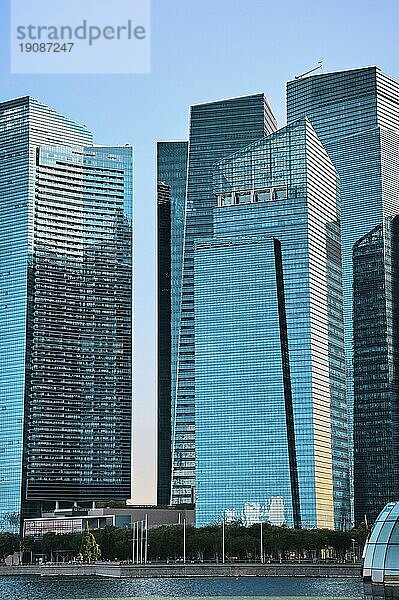 Gruppe von Gebäuden in CBD oder Central Business District Gebäude über Marina Bay Wasser im Tageslicht  Singapur. Moderne Architektur  Geschäftszentrum des Stadtstaates. Bürogebäude für Unternehmen  minimalistischer Trend in Konstruktion und Design. Vertikal