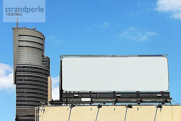 Große leere Plakatwand auf einem Gebäudedach in der Innenstadt