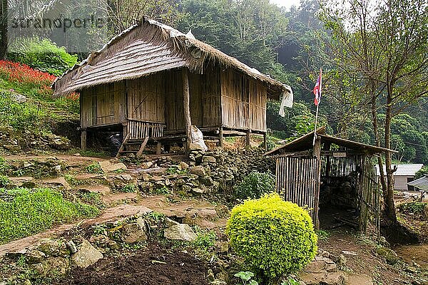 Traditionelles Holzhaus in ländlicher Umgebung  Thailand  Provinz Chiang Mai  Asien