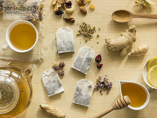 Flachlegen natürlicher Heilkräuter mit Tee