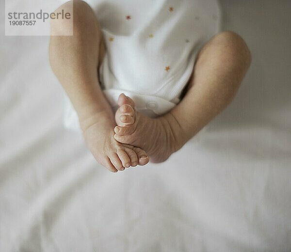 Draufsicht neugeborene bezaubernde Beine