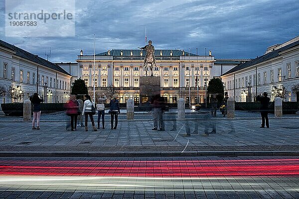 Präsidentenpalast am Abend in der Krakowskie Przedmiescie Straße in Warschau  Polen  Europa