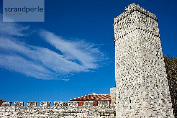 Mauer und Kapitänsturm in der Altstadt von Zadar  Kroatien  mit viel Kopierraum  Europa