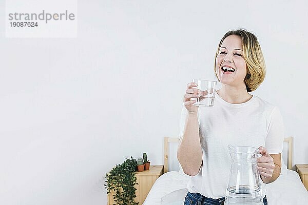 Lachende Frau mit Wasser Schlafzimmer