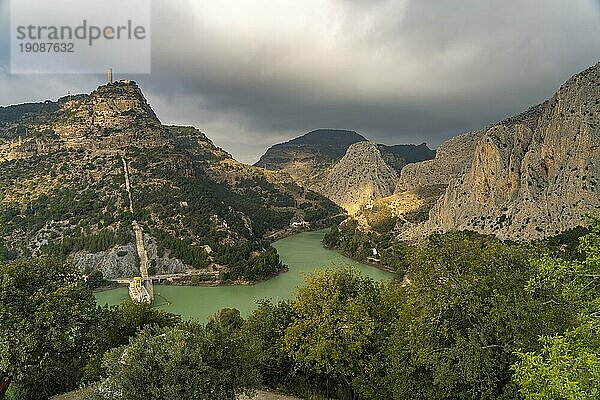 Der Stausee Tajo de La Encantada und die Garganta del Chorro Schlucht  Andalusien  Spanien  Europa