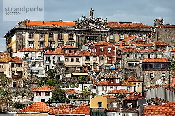 Stadtbild von Porto in Portugal. Oben Portugiesisches Zentrum für Fotografie  Gebäude aus dem 18. Jahrhundert  ehemaliges Gefängnis