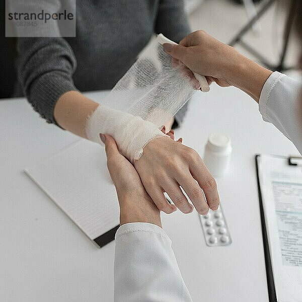 Arzt arrangiert Hand Bondage Patient