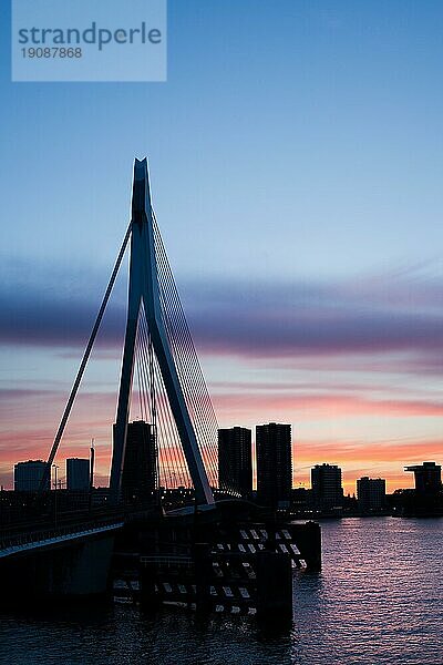 Silhouette der Skyline von Rotterdam in der Abenddämmerung in den Niederlanden  Provinz Südholland