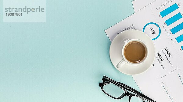 Erhöhte Ansicht Kaffeetasse Business Budget Plan Brillen blaün Hintergrund