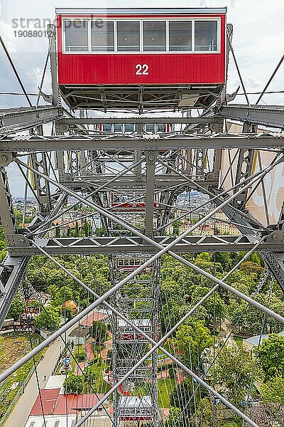 Roter Wagon des Wiener Riesenrad  Prater  Wien  Österreich  Europa