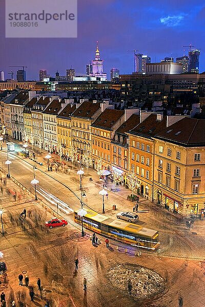 Stadtleben auf der Krakowskie Przedmiescie Straße am Abend in Warschau  Polen  Europa