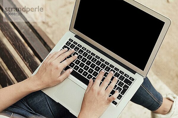 Mädchen sitzend Bank mit Laptop