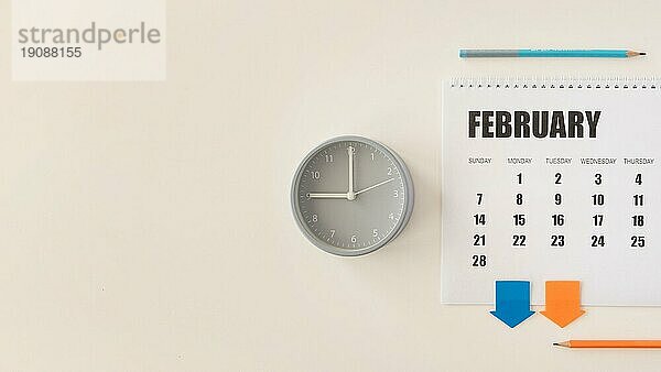 Draufsicht Schreibtisch Februar Kalender Uhr