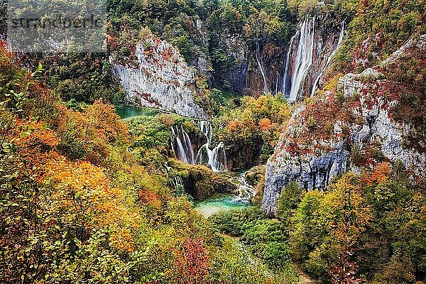 Nationalpark Plitvicer Seen  schöne Herbstlandschaft mit Wasserfall in Kroatien