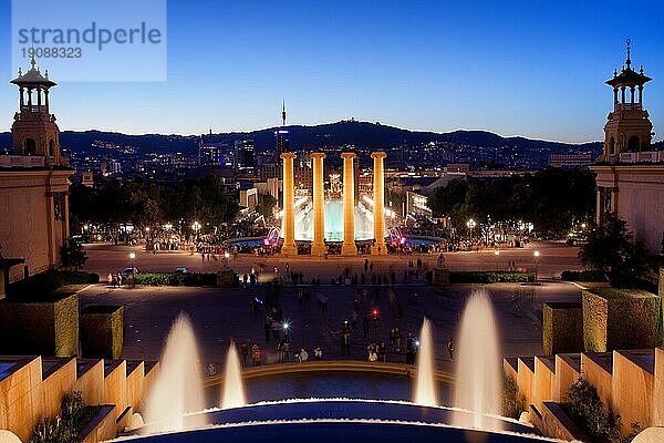 Barcelona bei Nacht in Katalonien  Spanien  Blick vom Montjuic auf den Zauberbrunnen und die Vier Säulen  Europa