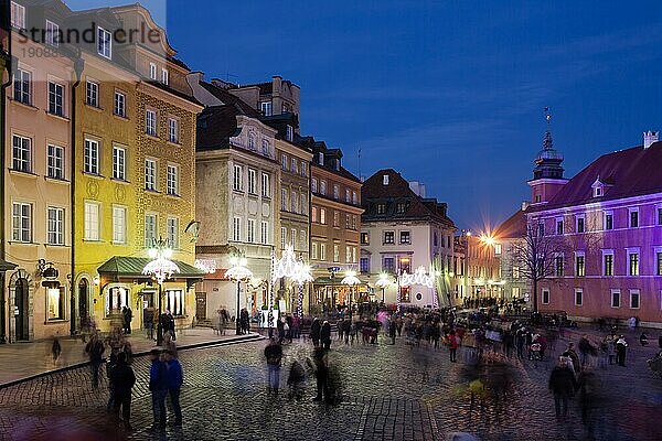 Historische Häuser am Schlossplatz bei Nacht in der Altstadt von Warschau  Polen  Europa