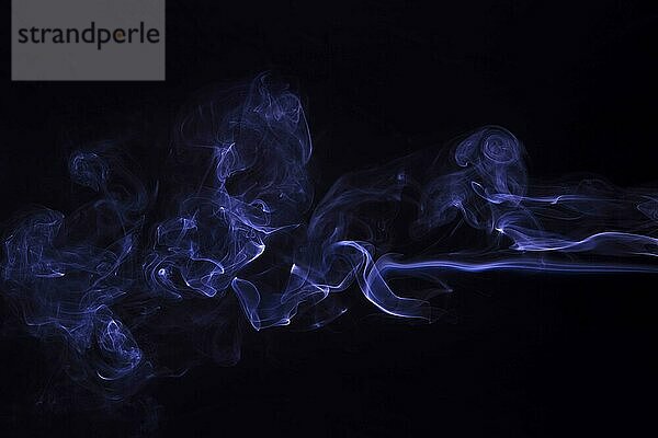 Bewegung lila Rauch abstrakten schwarzen Hintergrund