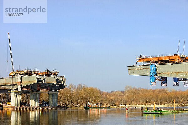 Baustelle der Nordbrücke in Warschau  Polen. Die Brücke wird aus drei parallelen Brücken bestehen  zwei für Fahrzeuge und eine für Straßenbahnen  Fahrräder und Fußgänger