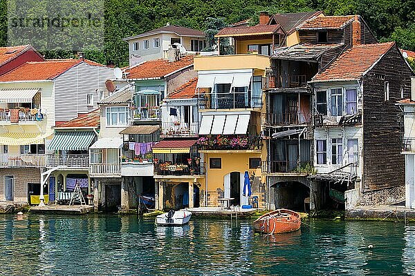 Malerische Wohnhäuser in der ruhigen Landschaft des Dorfes Anadolu Kavagi am Wasser in der Türkei am Ende der Bosporusstraße