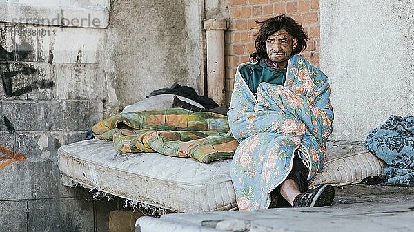 Vorderansicht Obdachloser Mann Matratze außerhalb Decke