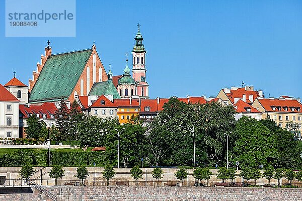 Polen  Warschau  Altstadtsilhouette mit Häusern und Kirchen  historisches Stadtzentrum  Europa