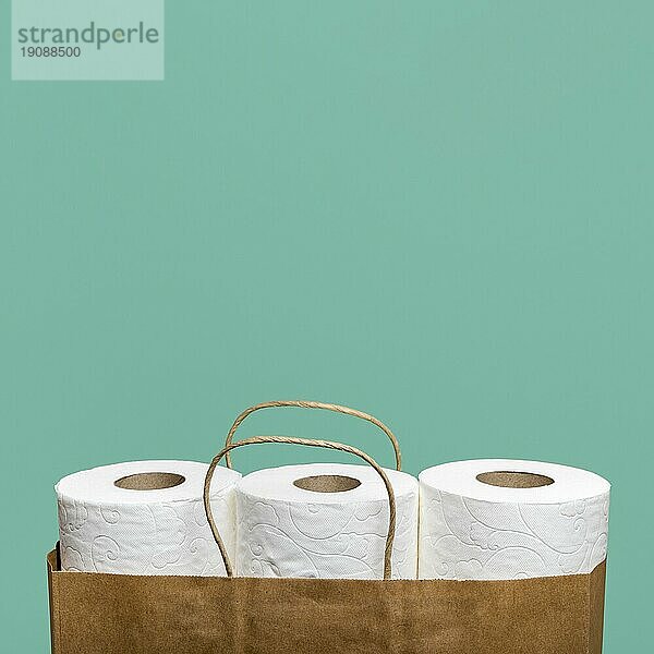 Vorderansicht drei Toilettenpapierrollen Papiertüte