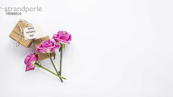 Rosen mit Geschenken glückliche Mütter Tag Inschrift
