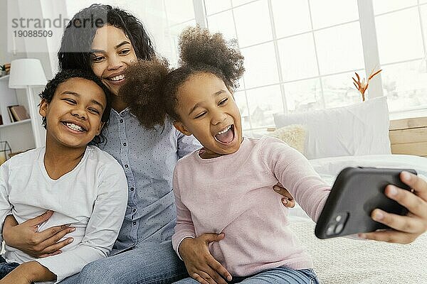 Smiley Mutter Kinder nehmen Selfie nach Hause