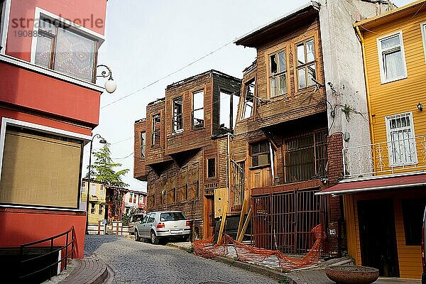 Ruinen eines traditionellen Holzhauses im historischen Stadtteil Sultanahmet in Istanbul  Türkei  Asien